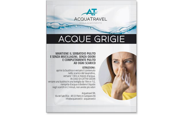 Petit sachet d'emballage avec graphique d'onde d'eau, logo 'ACQUATRAVEL', grand texte 'ACQUE GRIGIE' et petit texte en italien ; photo ronde d'une femme en pull jaune se pinçant le nez