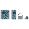 Quatre objets côte à côte : à gauche un objet carré avec des lignes ornementales ondulées bleu foncé-turquoise sur un fond clair ; ensuite un objet rectangulaire étroit avec le même motif ; puis un objet rectangulaire gris clair avec une poignée brun foncé et des coutures visibles ; à droite un petit objet arrondi avec le même motif