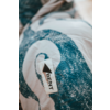 Gros plan sur un tissu blanc à motif spiral bleu et une étiquette cousue portant la mention "BENT"