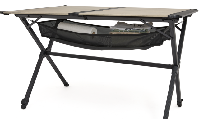 Tisch mit hellen Holzlatten, schwarzem Metallgestell und Netzablage darunter mit einer Küchenrolle und einigen Papieren