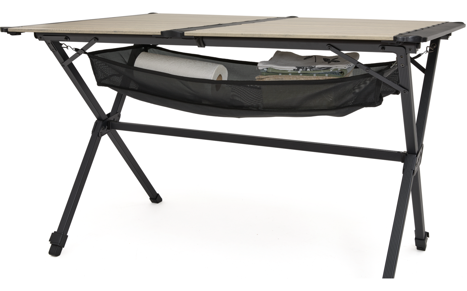 Tisch mit hellen Holzlatten, schwarzem Metallgestell und Netzablage darunter mit einer Küchenrolle und einigen Papieren