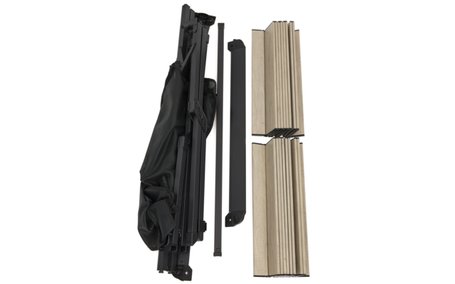 Gefalteter schwarzer Metallrahmen mit schwarzem Stoff, zwei schwarzen Metallstangen und zwei Stapeln hellbrauner Holzlatten