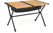 Rechteckiger Tisch mit hellholzfarbenem, zweiteiligem Tischplattenoberfläche getrennt durch einen dunklen Streifen; schwarze gekreuzte Metallbeine und schwarzes Stofffach unter der Platte