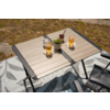 Quadratischer Tisch mit Holzlatten im Freien, zwei hohe Gläser mit Eis, kleine Pflanzenpot, Glasgefäß, Smartphone und zwei Stühle auf gemustertem Teppich