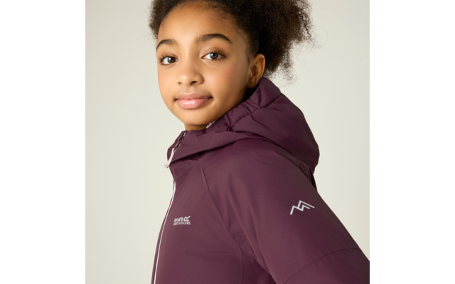 Mädchen mit lockigem, hochgestecktem Haar, trägt eine violette Kapuzenjacke mit Reißverschluss und weißem Berg-Logo auf dem Ärmel, vor hellem einfarbigem Hintergrund