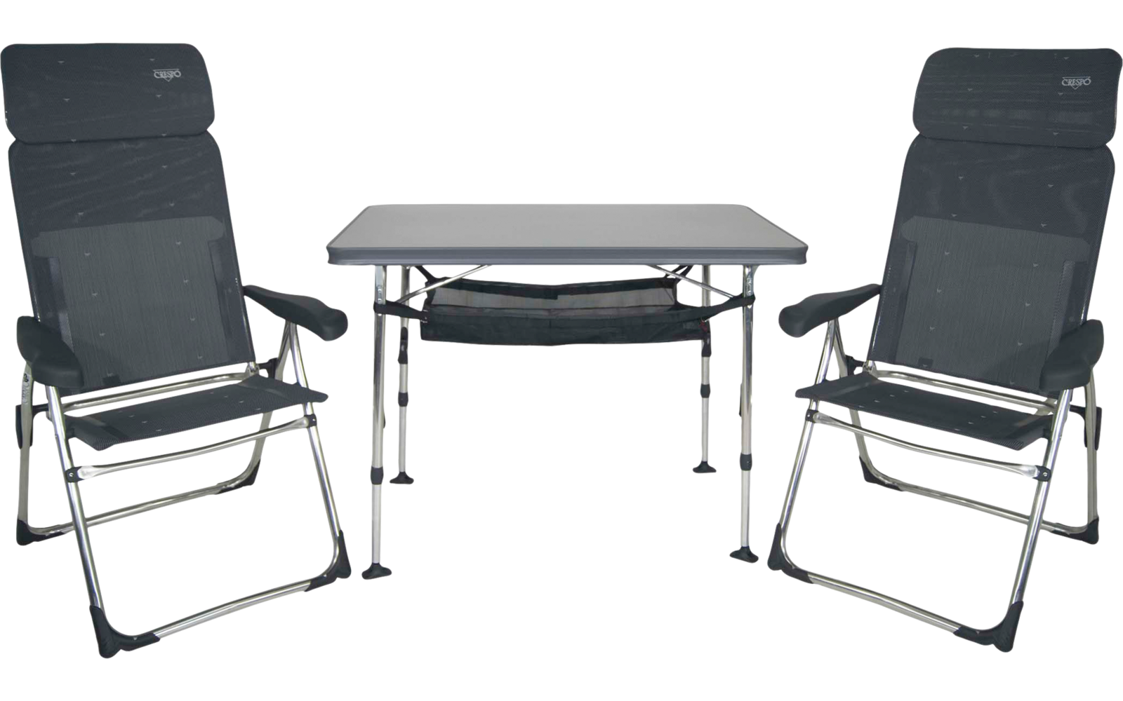 Zwei dunkelgraue Campingstühle mit Kopfstützen, dazwischen ein kleiner rechteckiger Klapptisch mit Metallgestell und Stoffablage