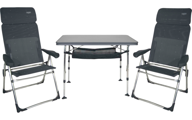 Zwei dunkelgraue Campingstühle mit Kopfstützen, dazwischen ein kleiner rechteckiger Klapptisch mit Metallgestell und Stoffablage