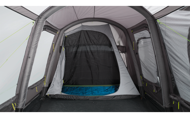 Innenansicht eines Zeltes mit offenem Eingang und blauer Bodenmatte
