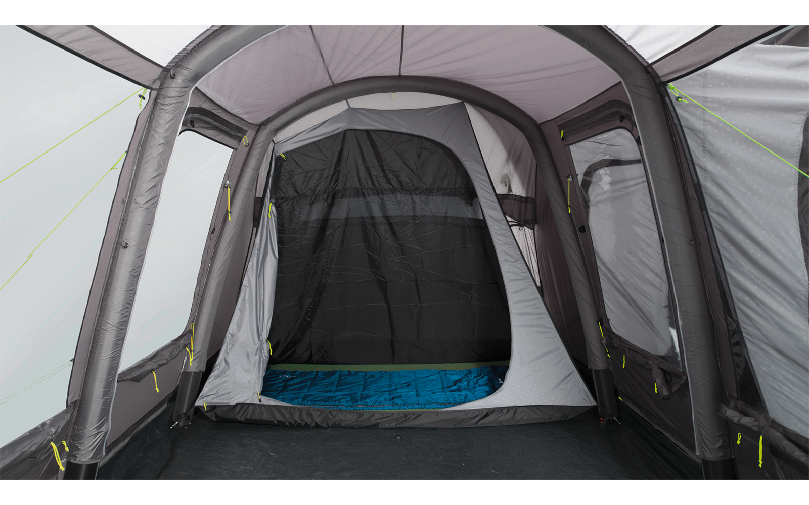 Innenansicht eines Zeltes mit offenem Eingang und blauer Bodenmatte