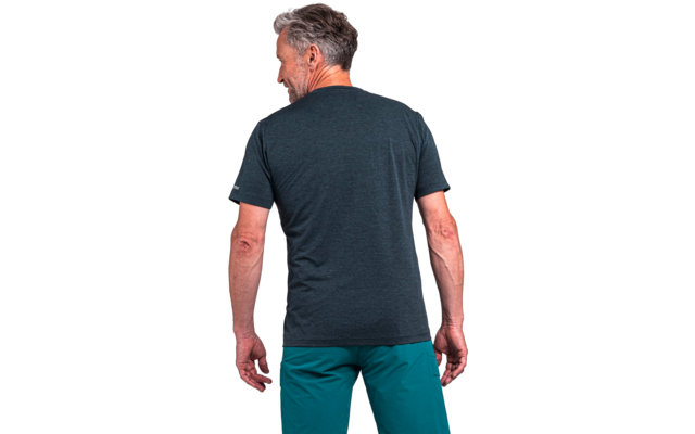 Rückansicht eines Mannes mit grauen Haaren, dunkles kurzärmeliges T-Shirt und türkisgrüne Hosen vor weißem Hintergrund