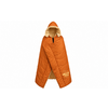 Gestept oranje kapachtig omslag met beige voering, zichtbare korte rits bovenaan en wit logo met bergsymbool aan de voorkant