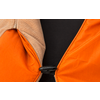 Close-up van een oranje reddingsvest met zwarte gesp en beige fleecevoering