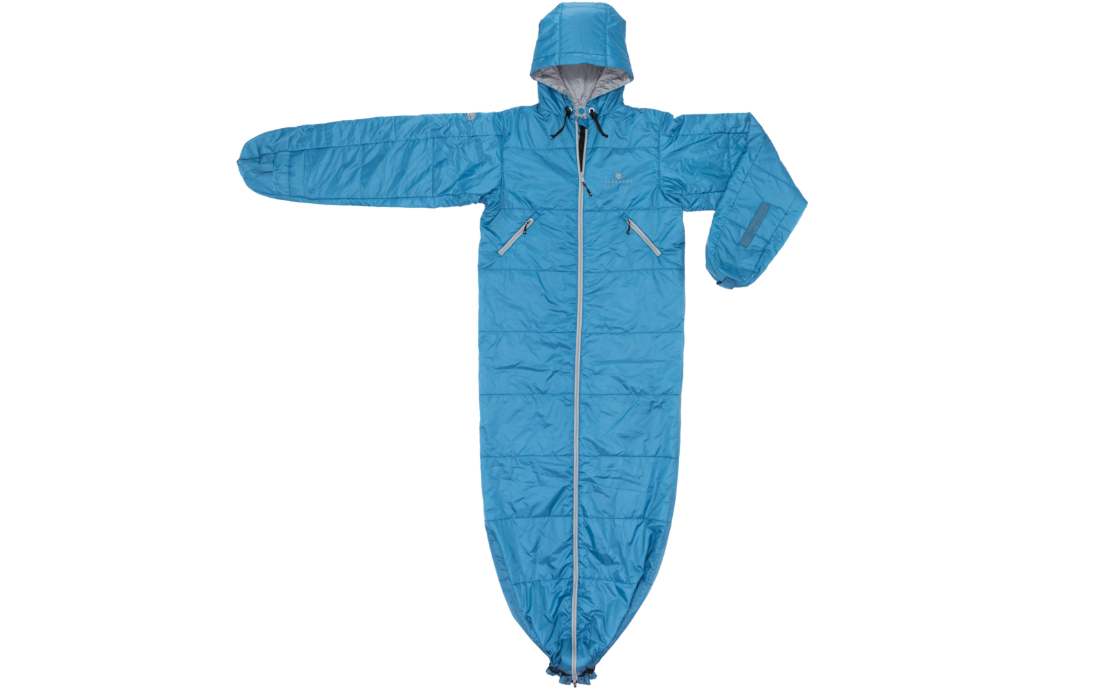 Lichtblauwe eendelige slaapzak met capuchon, ritssluiting over de volle lengte aan de voorkant, twee schuine ritszakken op de voorkant, lange mouwen en taps toelopende onderkant