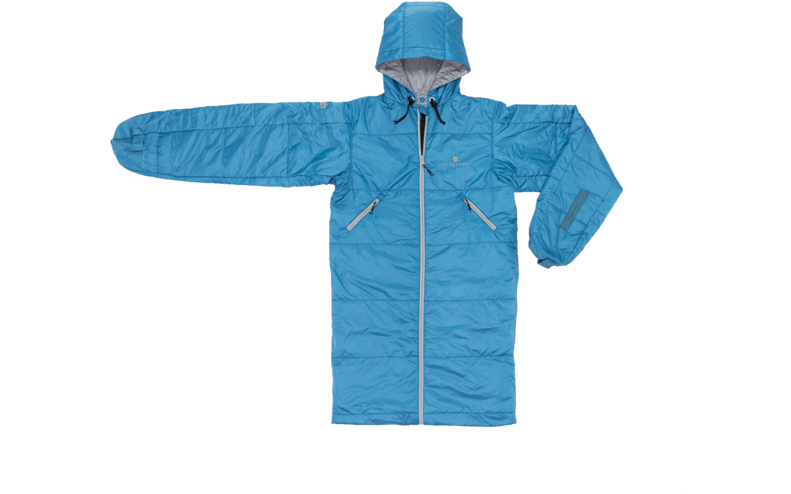 Blauwe lange doorgestikte jas met capuchon, doorlopende ritssluiting en twee schuine ritszakken, plat gelegd op witte achtergrond