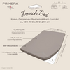 Illustratie van een bruin-grijs hoeslaken op een matras, zichtbare tekst 'French Bed', 'PRIMERA TRAVEL' en afmetingen 'ca. 130–160 × 190–210 cm', aanvullende tekst '100% katoen'