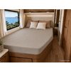 Interieur met slaapplaats, bed met beige hoeslaken, twee beige kussens, houten kasten en houten vloer, raam met zee- en kustzicht, open gordijnen, kleine potplant op het oppervlak