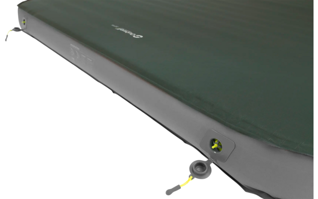 Close-up van een opblaasbaar groen kampeerbed met grijze zijkanten en gele ventielen