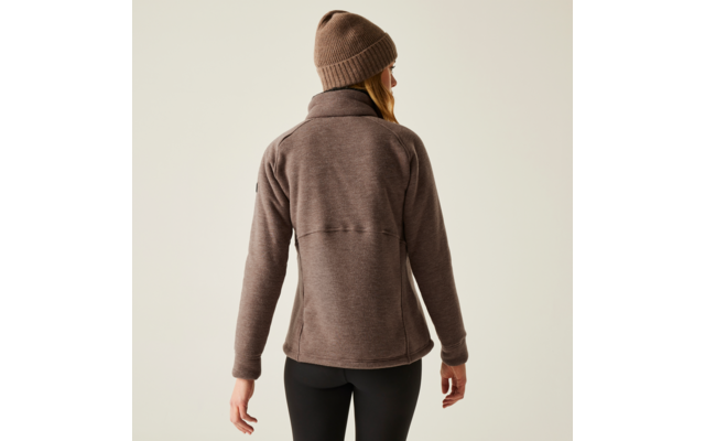 Person von hinten in brauner Jacke und Beanie vor weißem Hintergrund