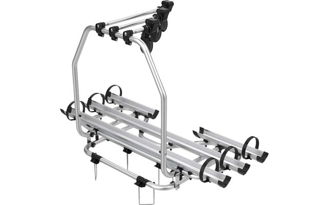Weiße Fahrradträger-Konstruktion aus Metall mit Halterungen und Befestigungen, freigestellt vor weißem Hintergrund
