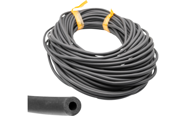 Aufgerollte schwarze Rolle aus rundem Schlauch- oder Kabelmaterial, zusammengehalten von zwei orangen Bändern; im Vordergrund ein kurzes schwarzes Schaumrohr mit rundem Innenloch