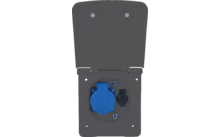 Graues Wandgehäuse mit auf­geklapptem Deckel; darunter links eine blaue, runde Steckdose mit Klappdeckel und rechts eine schwarze Gummikappe; sichtbare Schrauben