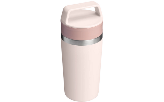Hellrosa zylindrischer Becher mit pastellrosa Deckel und breitem Griff, silberner Metallring unter dem Deckel