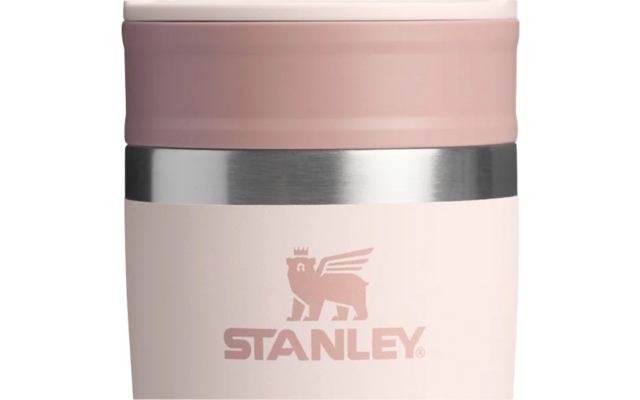 Hellrosa Becher mit oberem Griff, silbernem Metallring in der Mitte und 'Stanley'-Logo auf der Vorderseite