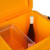 Offene orange Kühlbox mit einer Weinflasche und einem durchsichtigen Behälter im Inneren