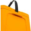 Nahaufnahme eines orangefarbenen Koffers mit schwarzem Griffband