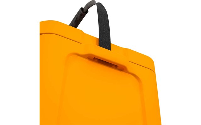 Nahaufnahme eines orangefarbenen Koffers mit schwarzem Griffband