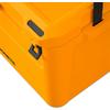 Nahaufnahme einer orangenen Kühlbox mit schwarzem Verschluss und Tragegriff