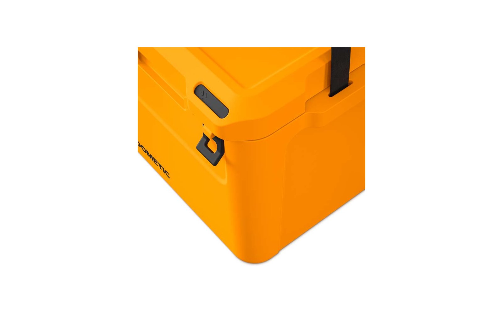 Nahaufnahme einer orangenen Kühlbox mit schwarzem Verschluss und Tragegriff