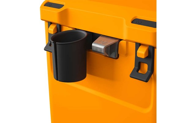 Schwarzer Becherhalter an einer orangefarbenen Maschine