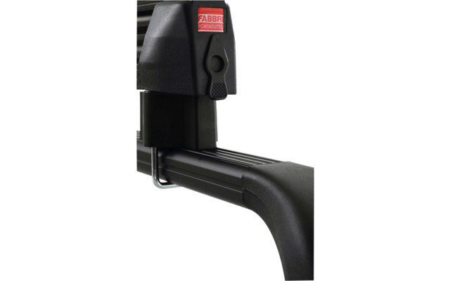 Barre transversale de galerie de toit noire avec pied de montage en plastique et étiquette rouge sur le toit d'une voiture, gros plan