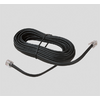 Zwart plat kabel, opgerold in een lus, met twee transparante modulaire connectoren, op een lichte achtergrond