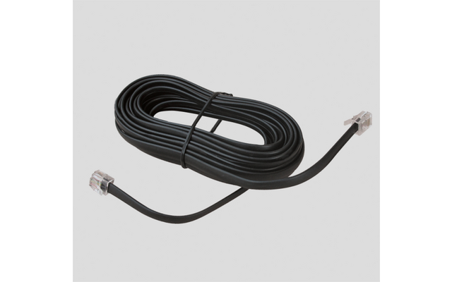 Zwart plat kabel, opgerold in een lus, met twee transparante modulaire connectoren, op een lichte achtergrond