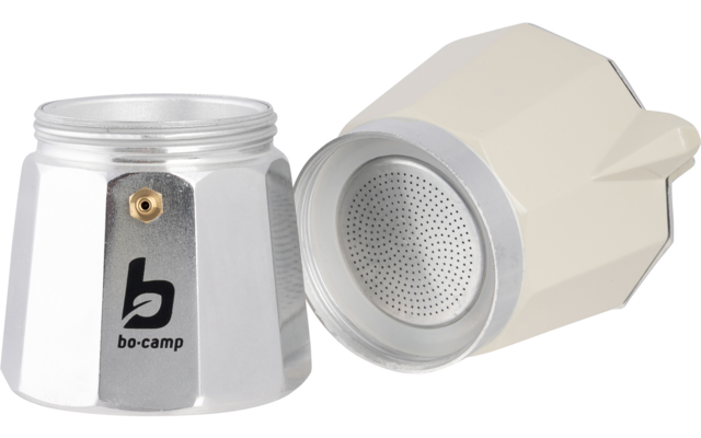 Twee delen van een mokkapot, één zilverkleurig met het 'bo-camp' logo, de andere crèmekleurig, op witte achtergrond