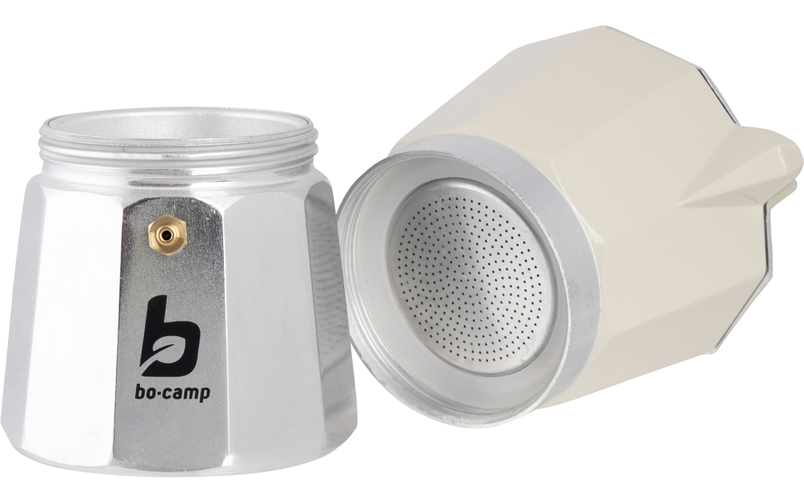 Twee delen van een mokkapot, één zilverkleurig met het 'bo-camp' logo, de andere crèmekleurig, op witte achtergrond
