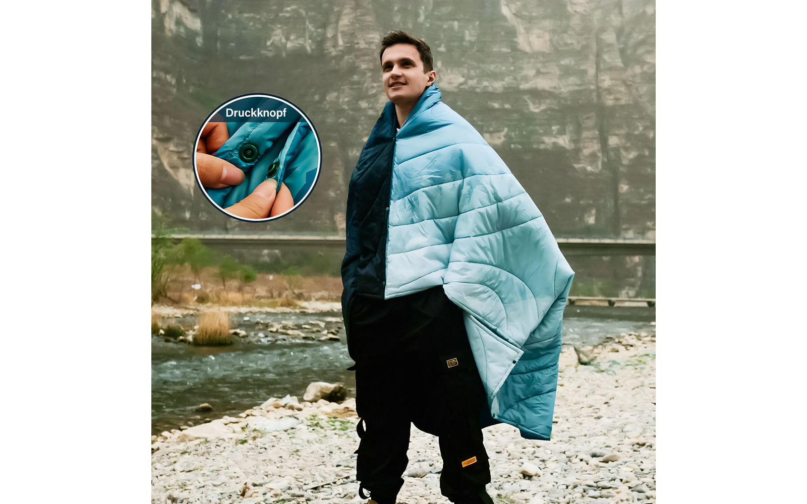 Ein Mann steht im Freien, trägt eine blaue Steppdecke um die Schultern und hält ein Buch in der Hand