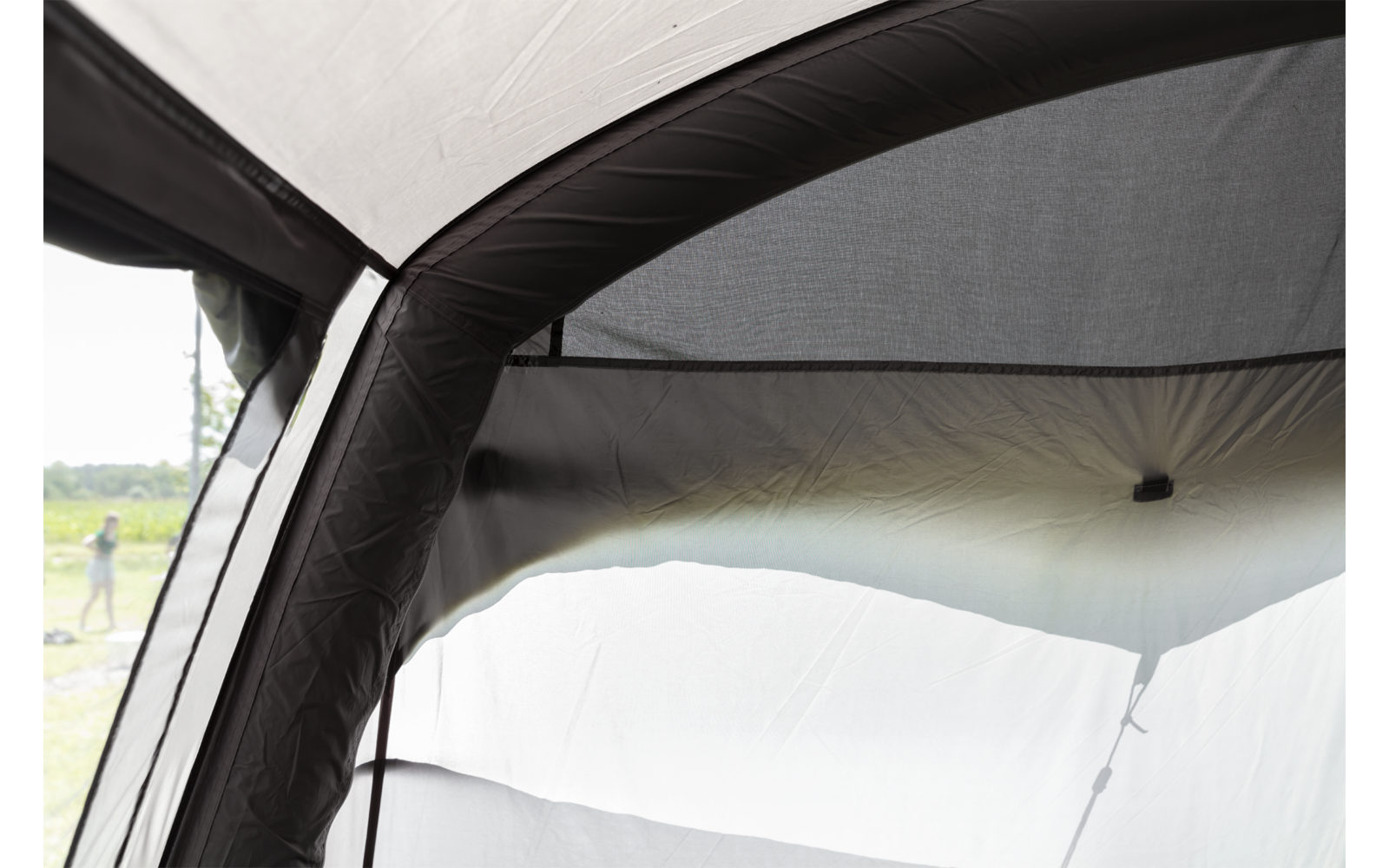 Tentinterieur met gebogen zwart frame, grijze stof, gaaspaneel en licht doorschijnende binnenstof