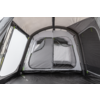 Interieur van een lichtgrijze tent met een binnenvak dat met een rits is gesloten, gaasramen en een zwarte vloer