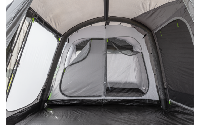 Interieur van een lichtgrijze tent met een binnenvak dat met een rits is gesloten, gaasramen en een zwarte vloer