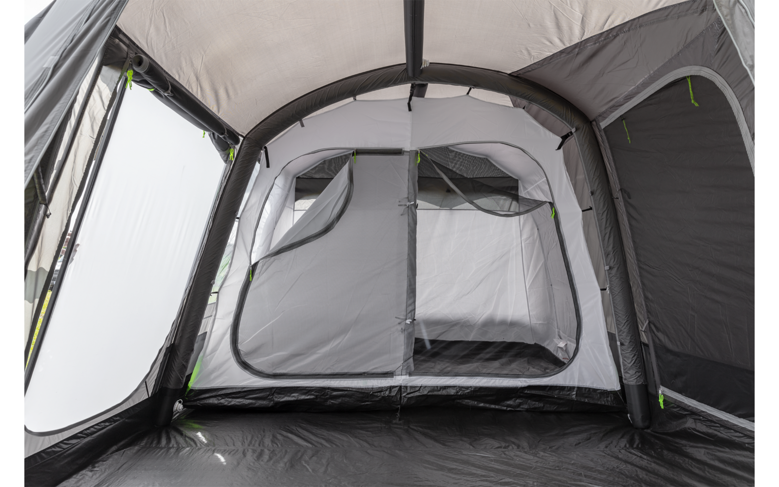 Interieur van een lichtgrijze tent met een binnenvak dat met een rits is gesloten, gaasramen en een zwarte vloer