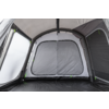 Interieur van een grijze tent met een gesloten rechthoekig deurpaneel, doorschijnende zijramen, zwarte vloer, boogvormige steunstangen en groene ritslipjes