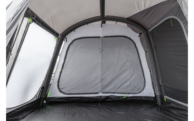Interieur van een grijze tent met een gesloten rechthoekig deurpaneel, doorschijnende zijramen, zwarte vloer, boogvormige steunstangen en groene ritslipjes