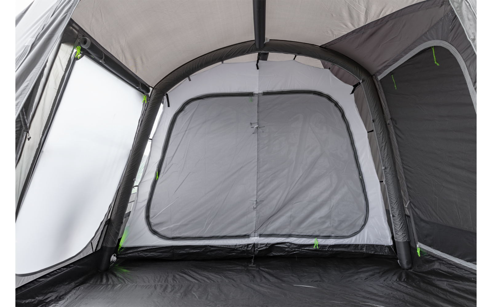 Interieur van een grijze tent met een gesloten rechthoekig deurpaneel, doorschijnende zijramen, zwarte vloer, boogvormige steunstangen en groene ritslipjes