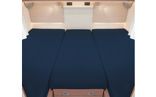 Trois matelas bleu foncé côte à côte dans une pièce lumineuse