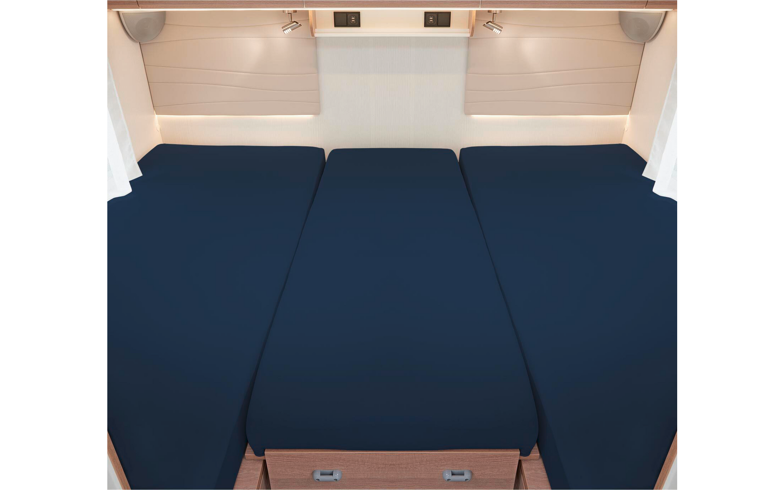 Trois matelas bleu foncé côte à côte dans une pièce lumineuse