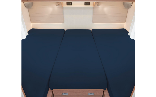 Trois matelas bleu foncé côte à côte dans une pièce lumineuse