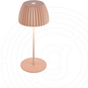 Rosa Tischlampe mit plisseeartigem Lampenschirm, schlankem Stab, rundem Sockel und kleinem hellem Punkt in der Schirmmitte vor weißem Hintergrund